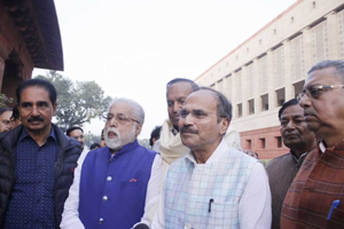 सुरक्षा में चूक पर लोकसभा में बयान देने से शाह के इनकार के बाद इंडिया की घटक पार्टियों ने किया वॉकआउट सुरक्षा में चूक पर लोकसभा में बयान देने से शाह के इनकार के बाद इंडिया की घटक पार्टियों ने किया वॉकआउट